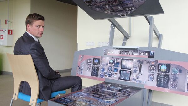Янис Ванагс около фото-макета кабины Боинга Янис Ванагс около фото-макета кабины Боинга - Sputnik Латвия