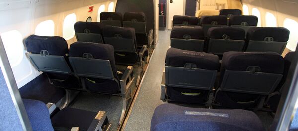 В этом совмещенном салоне двух типов самолетов обучают стюардесс В этом совмещенном салоне двух типов самолетов обучают стюардесс - Sputnik Latvija