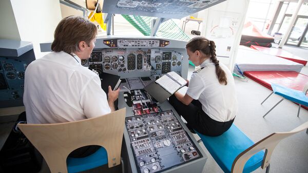 В учебных помещениях для пилотов и стюардесс В учебных помещениях для пилотов и стюардесс - Sputnik Латвия