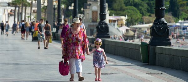 Atpūtnieki Jaltas piekrastē. Foto no arhīva Atpūtnieki Jaltas piekrastē. Foto no arhīva - Sputnik Latvija