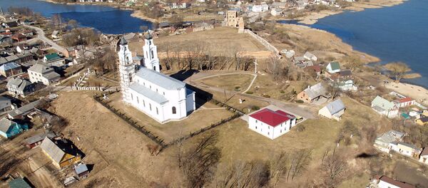 Вид с высоты птичьего полета на город Лудза, рядом с которым древнее городище Кишукалнс - Sputnik Латвия