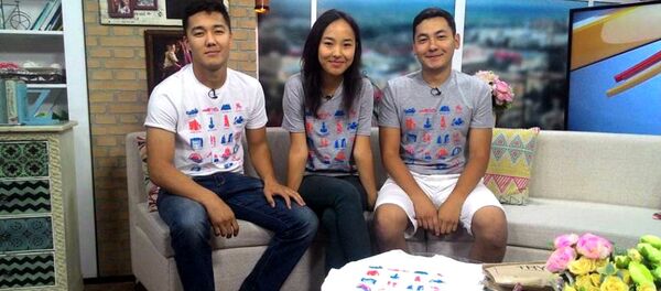 Студенты, которые изобрели футболки-путеводители для туристов по Киргизии - Sputnik Латвия