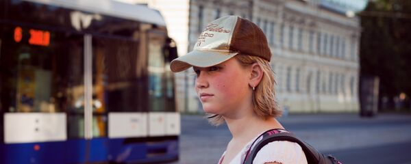 Девушка на остановке Девушка на остановке - Sputnik Латвия