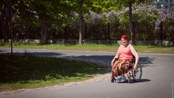 Женщина на инвалидной коляске в парке. Архивное фото - Sputnik Латвия