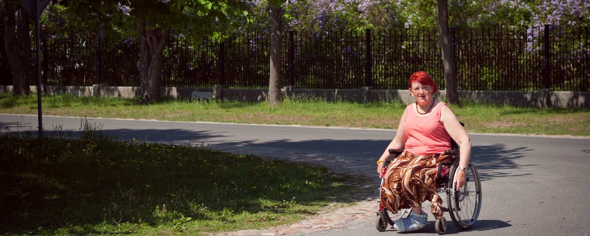 Женщина на инвалидной коляске в парке. Архивное фото - Sputnik Латвия, 1920, 31.07.2023