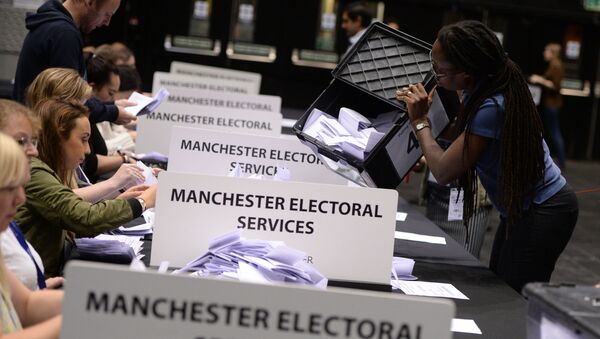 Подсчет голосов референдума по сохранению членства Великобритании в Европейском Союзе в Манчестере - Sputnik Латвия