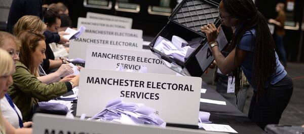 Referenduma par Lielbritānijas dalību Eiropas Savienībā balsu skaitīšana Mančesterā - Sputnik Latvija