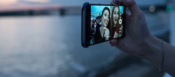 Meitenes taisa pašbildi. Foto no arhīva Meitenes taisa pašbildi. Foto no arhīva - Sputnik Latvija