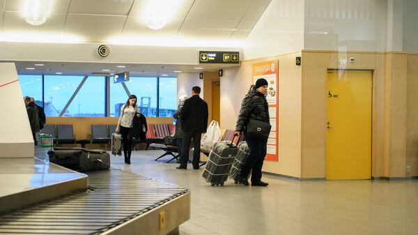 Пассажиры в Таллиннском аэропорту - Sputnik Латвия