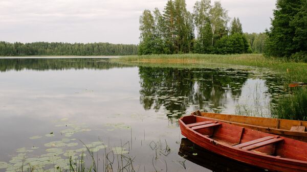 Лодки на лесном озере в Латгалии - Sputnik Латвия