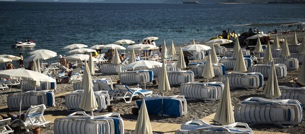 Шезлонги на пляже курорта Кемер в Турции - Sputnik Latvija