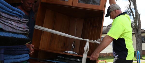 Погрузка шкафа в фургон - Sputnik Латвия