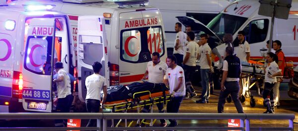 На месте теракта в международном аэропорту Ататюрка в Стамбуле, Турция - Sputnik Латвия