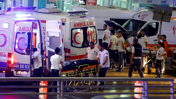 На месте теракта в международном аэропорту Ататюрка в Стамбуле, Турция - Sputnik Латвия
