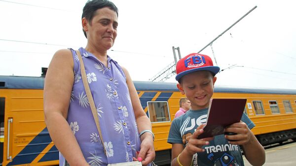 Маленький футболист Эмиль с мамой - Sputnik Латвия