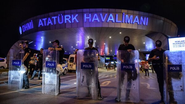 На месте теракта в международном аэропорту Ататюрка в Стамбуле, Турция - Sputnik Латвия