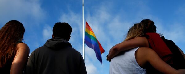 Флаг ЛГБТ на флагштоке Флаг ЛГБТ на флагштоке - Sputnik Latvija