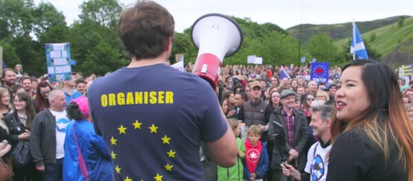 Сотни шотландцев с проевропейскими лозунгами митинговали против Brexit - Sputnik Латвия