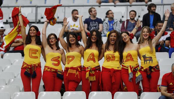 Испанские болельщицы перед перед началом игры сборных Италия - Испания - Sputnik Латвия