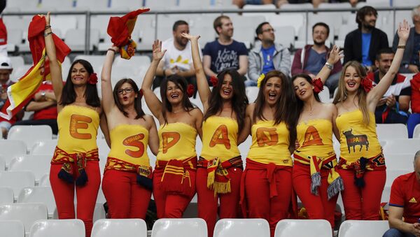 Испанские болельщицы перед перед началом игры сборных Италия - Испания - Sputnik Latvija