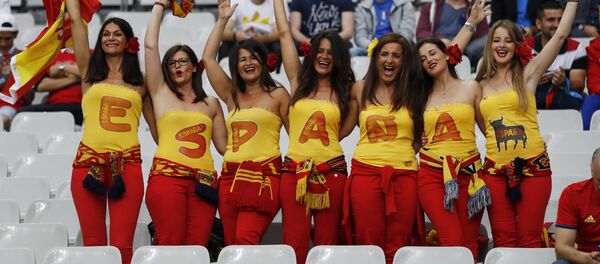 Испанские болельщицы перед перед началом игры сборных Италия - Испания Испанские болельщицы перед перед началом игры сборных Италия - Испания - Sputnik Latvija