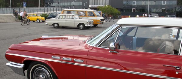 Автомобили советской эпохи на площадке у Мотор-музея в Риге - Sputnik Латвия