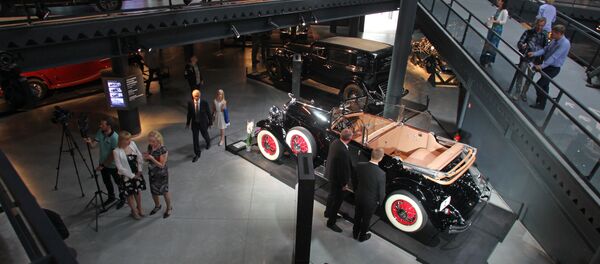 В зале Рижского мотор-музея после реконструкции В зале Рижского мотор-музея после реконструкции - Sputnik Латвия