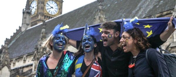 Эмблема ЕС на лицах митингующих - Sputnik Latvija