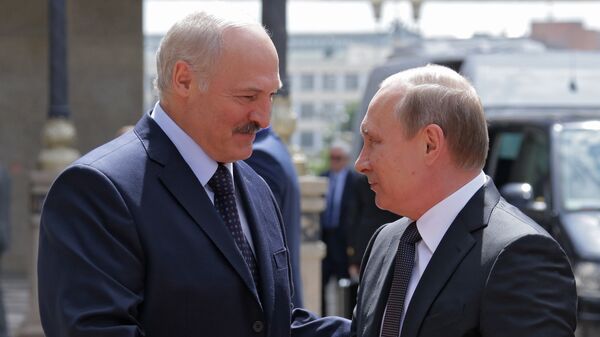 Krievijas prezidents Vladimirs Putins apsveica savu Baltkrievijas kolēģi Aleksandru Lukašenko. Foto no arhīva - Sputnik Latvija