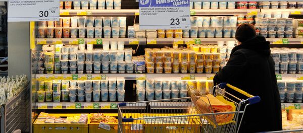 Молочная продукция на витрине супермаркета - Sputnik Латвия