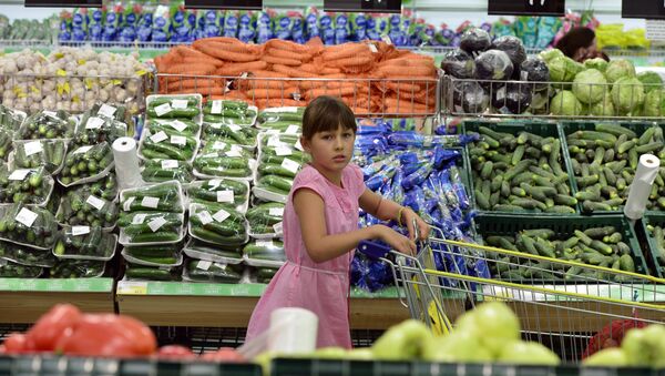 Девочка в овощном отделе гипермаркета - Sputnik Латвия
