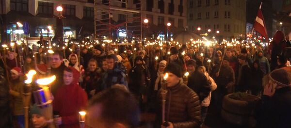 Тысячи человек с факелами прошли по Риге в День независимости - Sputnik Латвия