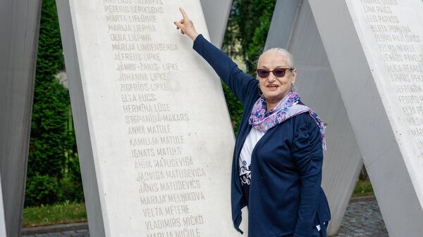 У Памятника Жанису Липке в Риге Авива Бравер (в девичестве Нибург) показывает на имя своего спасителя Фридрих Кумероф. Во время нацистской окупации Жанис Липке спас 56 евреев - Sputnik Латвия