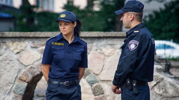 Девушка в полицейской форме | Фотографии