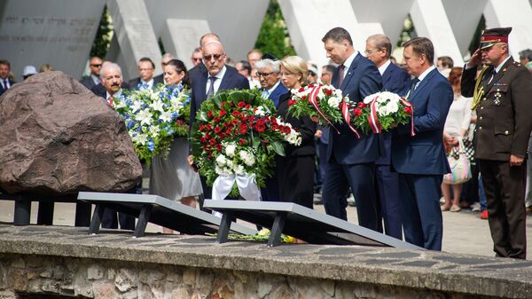В день памяти жертв геноцида еврейского народа первые лица государства, дипломаты, представители еврейских общин и жители Риге возложили цветы к Мемориалу хоральной синагоги - Sputnik Латвия