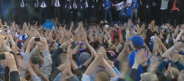 Многотысячным “Ху” ликующий Рейкьявик встретил футболистов сборной Исландии Многотысячным “Ху” ликующий Рейкьявик встретил футболистов сборной Исландии - Sputnik Латвия