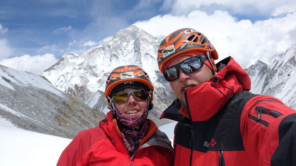 Anastasija Bosiha un Vladimirs Žilkins priecājas par sekmīgu nokļūšanu Īstkola pārejā (EsatCol, 6100 metri). Viņiem vēl nav ne jausmas par to, kādas grūtības viņus gaida nogāzē. - Sputnik Latvija