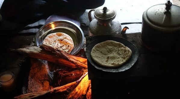 Maize Tibetā tiek cepta tā: ūdens, milti un panna. Tā ir vienīgā maize, kas pieejama Nepālas ciemos. - Sputnik Latvija