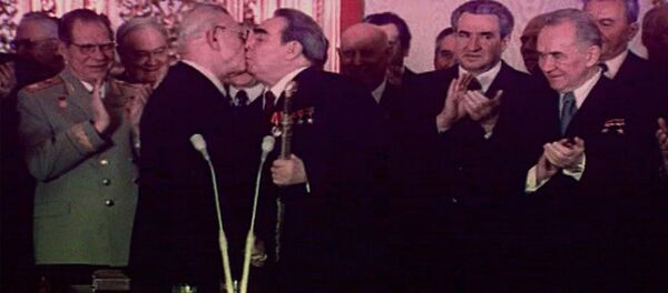 Тройной Брежнев - поцелуи Генсека, вошедшие в историю. Кадры из архива Тройной Брежнев - поцелуи Генсека, вошедшие в историю. Кадры из архива - Sputnik Латвия