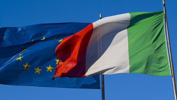 Itālijas un ES karogi. Foto no arhīva - Sputnik Latvija
