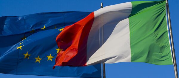 Itālijas un ES karogi. Foto no arhīva Itālijas un ES karogi. Foto no arhīva - Sputnik Latvija