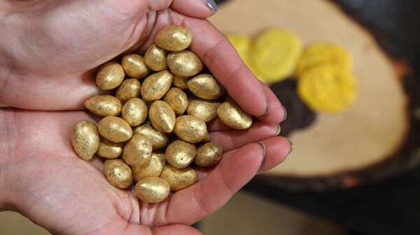 Драже с орехами и в настоящем золоте - Sputnik Латвия