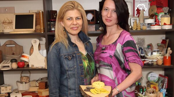 Оксана Осипова-Чудинова(справа) и Эва Ратфелдере - шоколадные экспериментаторы Латвии - Sputnik Латвия