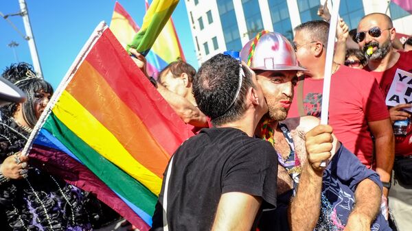 Гей-парад в Стамбуле - Sputnik Latvija