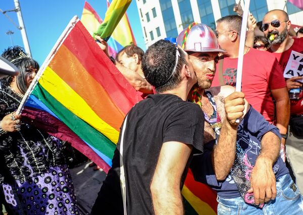 Гей-парад в Стамбуле - Sputnik Латвия
