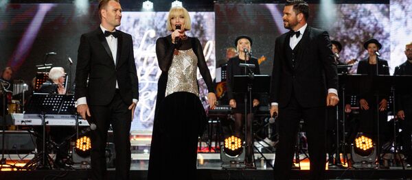 На сцене Дзинтари Лаурис Рейникс, Лайма Вайкуле и Интарс Бусулис (слева направо) На сцене Дзинтари Лаурис Рейникс, Лайма Вайкуле и Интарс Бусулис (слева направо) - Sputnik Латвия