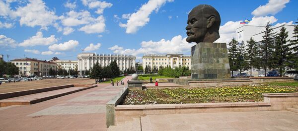 Памятник Владимиру Ленину на центральной площади Улан-Удэ - Sputnik Латвия