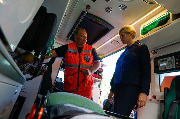 Министр здравоохранения Латвии Анда Чакша и новые машины неотложной помощи Министр здравоохранения Латвии Анда Чакша и новые машины неотложной помощи - Sputnik Латвия