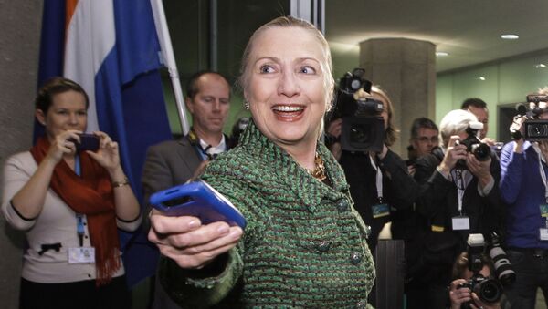 Государственный секретарь Хиллари Клинтон с мобильным телефоном в Гааге - Sputnik Latvija