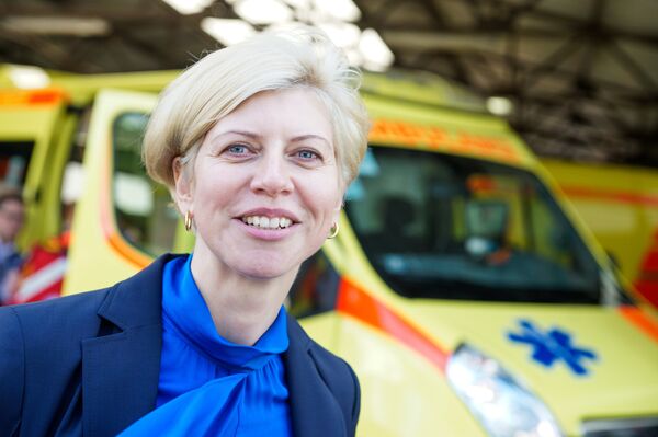 Министр здравоохранения Латвии Анда Чакша и новые машины неотложной помощи Министр здравоохранения Латвии Анда Чакша и новые машины неотложной помощи - Sputnik Латвия